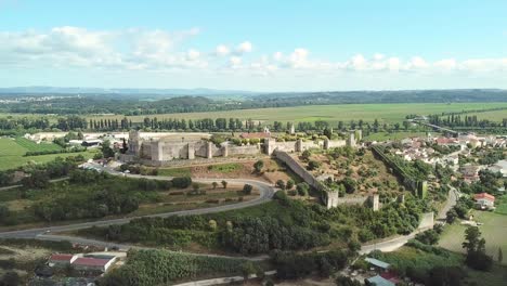 dando vueltas alrededor de un castillo histórico en la cima de una colina en una pequeña ciudad