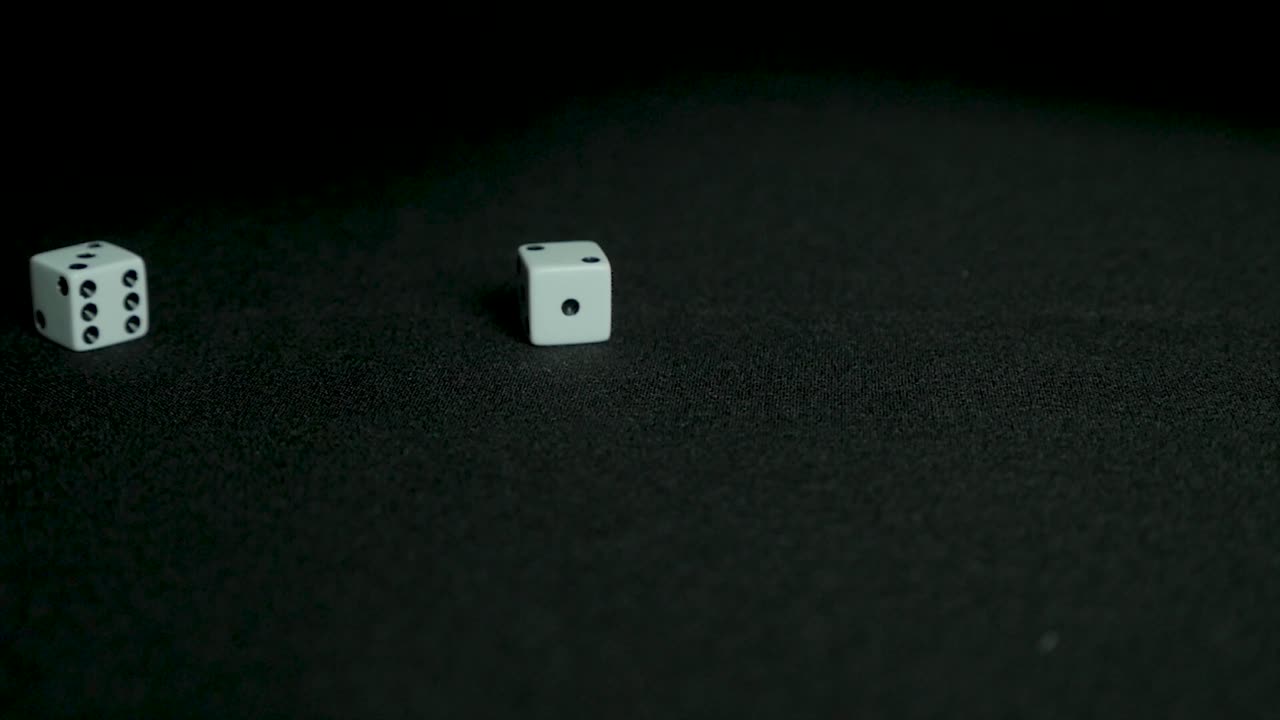 mujer lanzando dados en una superficie negra