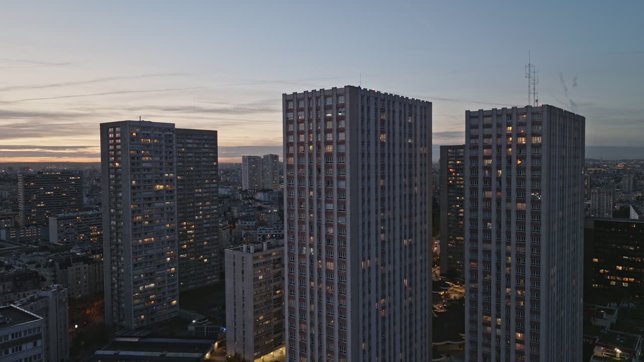captura las luces parpadeantes de las olimpiadas con el horizonte de parís en el fondo