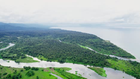 Río-Que-Desemboca-En-El-Océano.-Calovebora,-Panamá