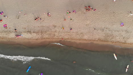 gente divirtiéndose en la playa en la union, filipinas
