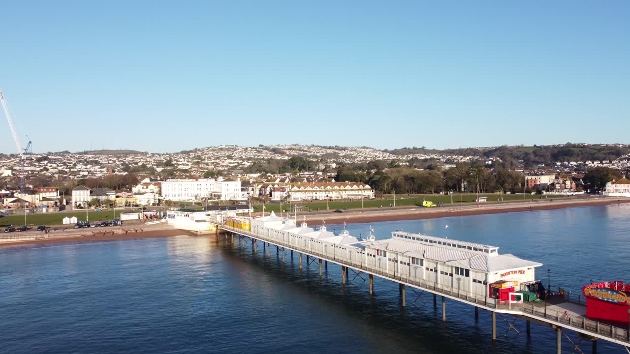 paignton pier, devon, england 느린 드론 공중 팬