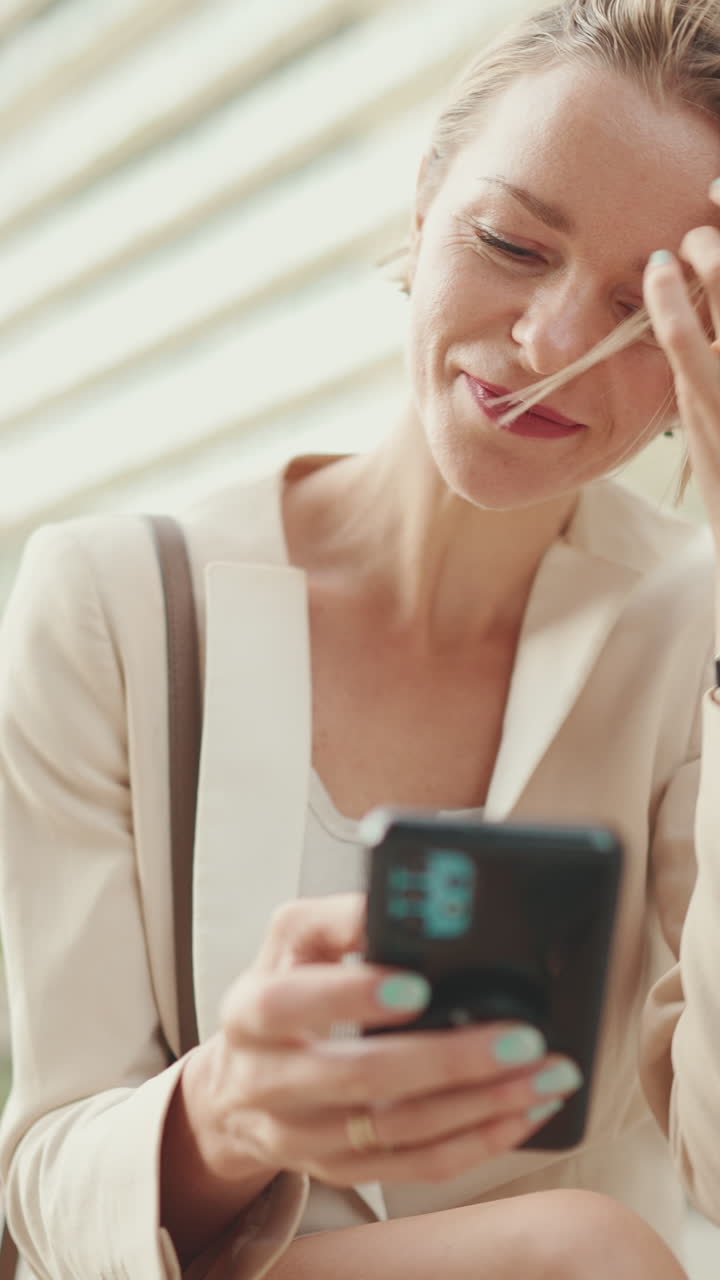 밖에서 스마트폰을 사용하는 사업가