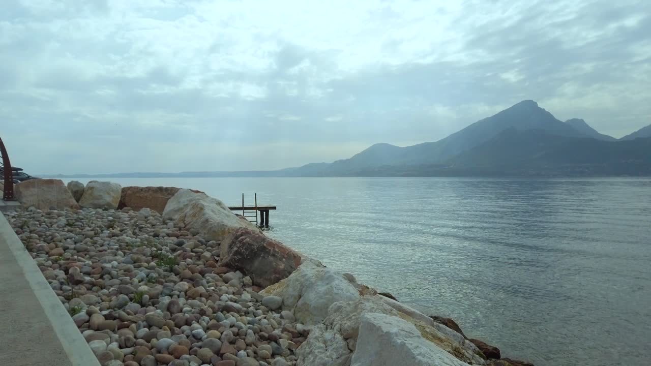 가르다 호수 의 구름  하늘 아래 있는 바위 절벽 들 사이 의 파랄락스 효과