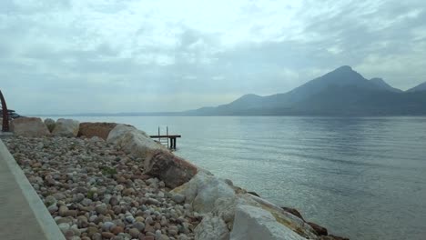 Parallaxeffekt-Zwischen-Felsigen-Klippen-Unter-Bewölktem-Himmel-Am-Gardasee