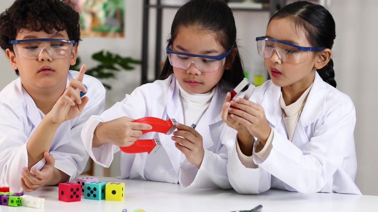 Anak-anak Berjas Lab Melakukan Eksperimen Sains dengan Magnet