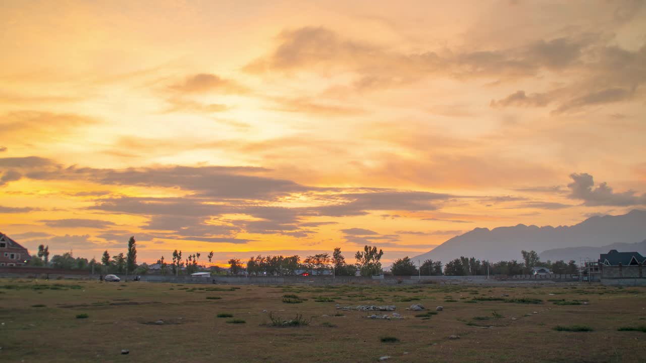 많은 구름 움직임 동적 과 함께 큰 초원에서 일몰 타임 스