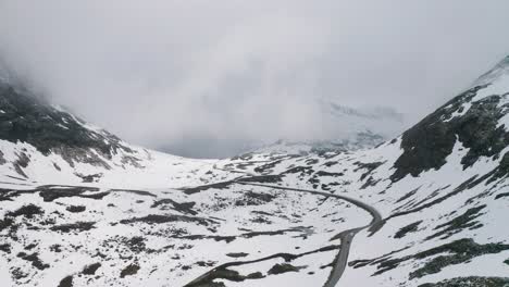 el valle cubierto de nieve sobre la carretera trollstigen