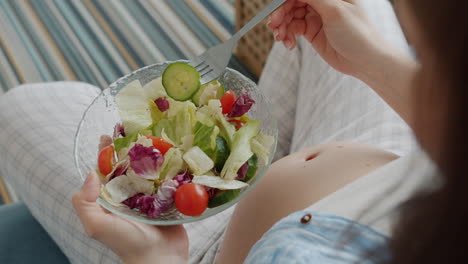 mujer embarazada comiendo ensalada
