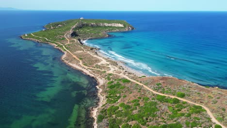 playa y península de capo san marco en san giovanni di sinis, cerdeña - 4k aéreo dando vueltas