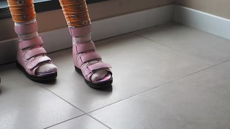 niño que usa zapatos ortopédicos