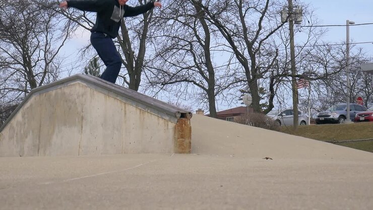 skateboarding allo skatepark sulla rotaia