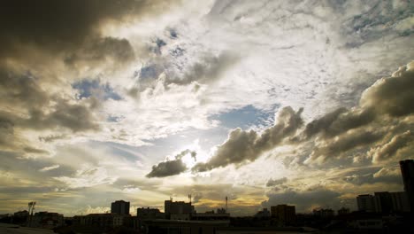 silueta de condominio y casa frente a la nube del cielo en movimiento y luz natural
