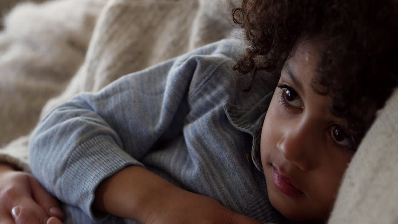 familia viendo televisión en casa filmado en r3d