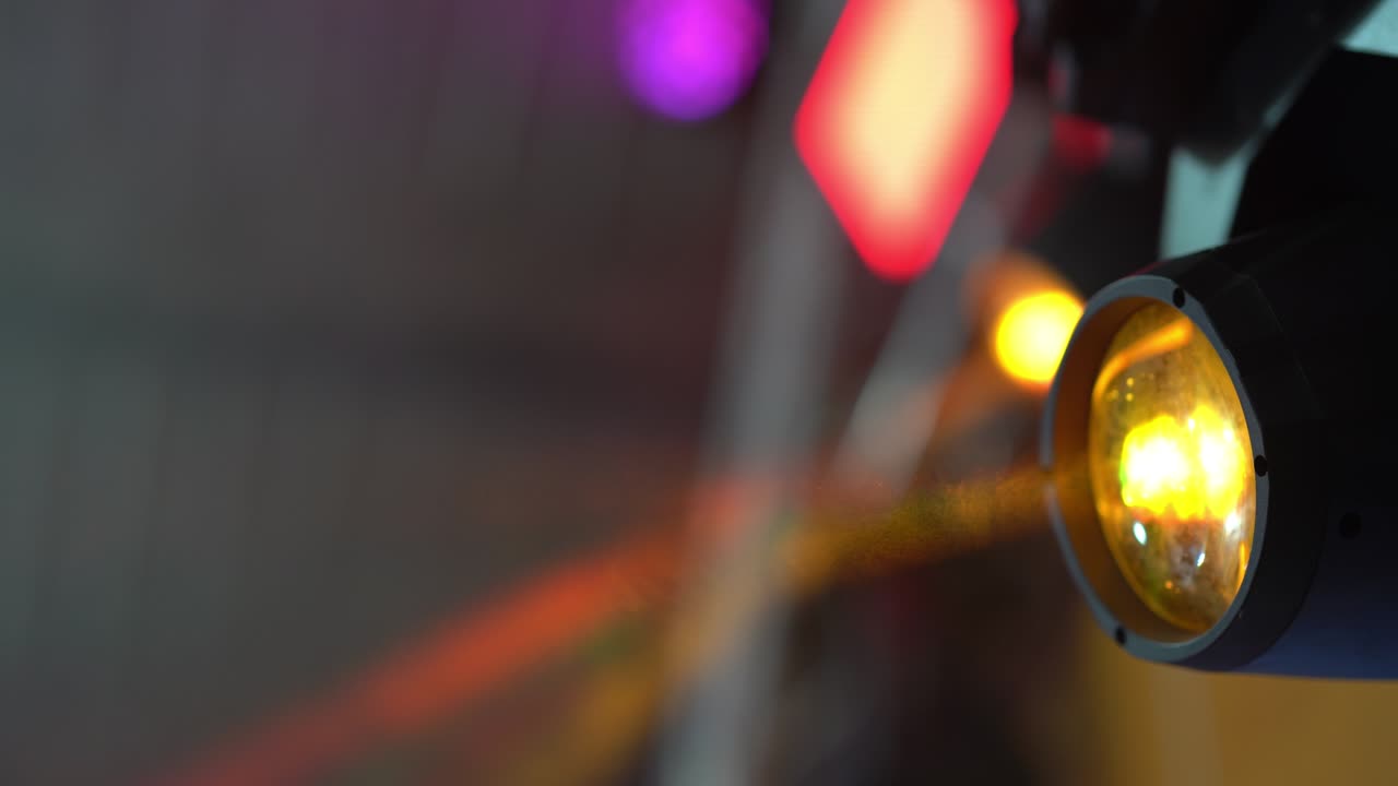 luz colorida dirigida en la escena concierto en el estadio en la fiesta de la noche, luz de caja abstracta multicolor para entretenerse, reflector en el espectáculo en el escenario, rayos de color rojo púrpura y naranja brillante en el evento