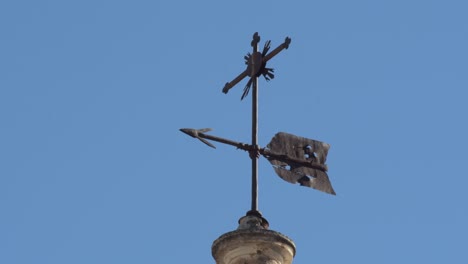 vela meteorológica de una iglesia