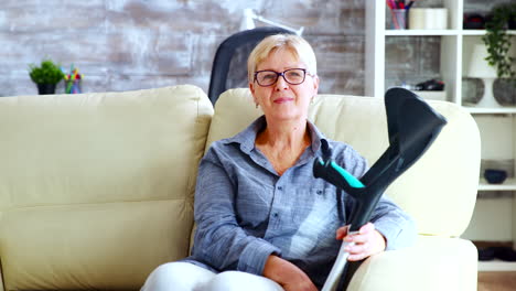 Senior-old-woman-in-nursing-home-sitting-on-couch