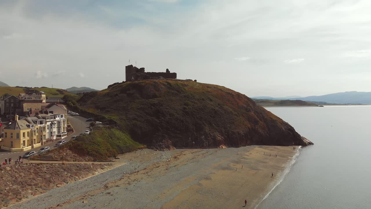 criccieth - 스노도니아 기슭에 있는 웨일즈의 진주 - 11세기 크리키에스 성, min-y-mor 다채로운 계단식 주택 및 북쪽 해변에서 멀어지는 공중 드론 이미지 - 4k 23
