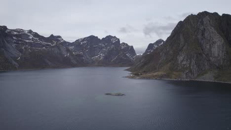 vista aérea de montañas rocosas empinadas, saliendo del mar, día de otoño en lofoten, noruega - ascendente, disparo de drones