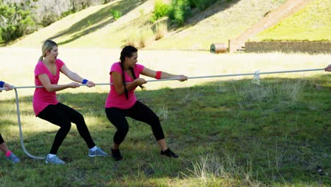 Grupo-De-Mujeres-Jugando-Tira-Y-Afloja-Durante-La-Carrera-De-Obstáculos