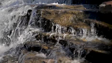 toma estática de una pequeña cascada en cámara lenta