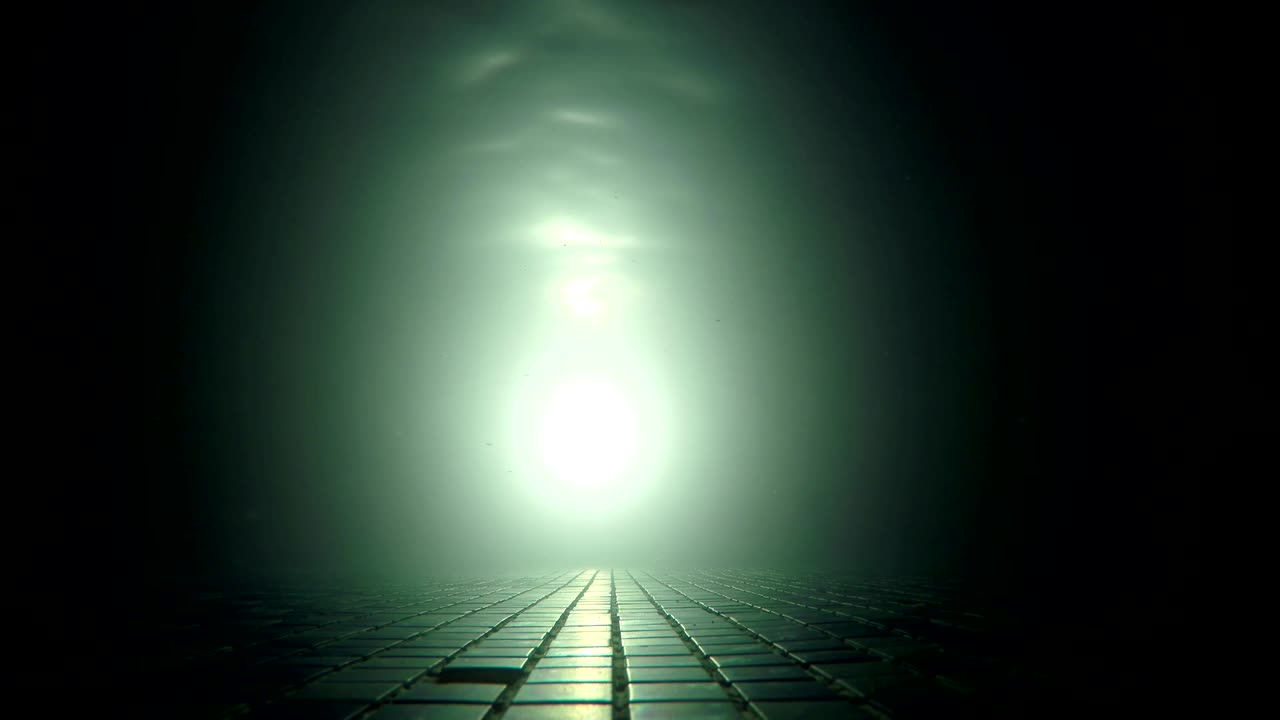 azulejos de piscina oscura bajo el agua con reflector de luz, fondo de bucle