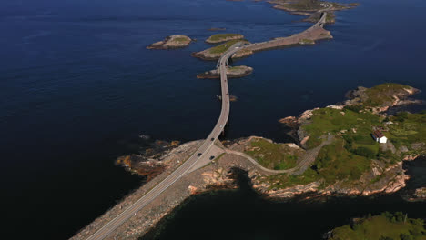 Toma-Aérea-Inclinada-De-La-Carretera-Del-Océano-Atlántico,-Atlanterhavsveien,-Verano-En-Noruega