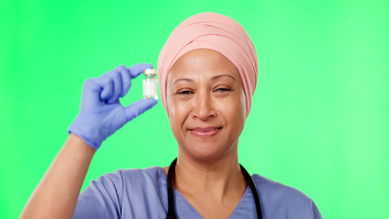 pantalla verde, médico y mujer musulmana con botella