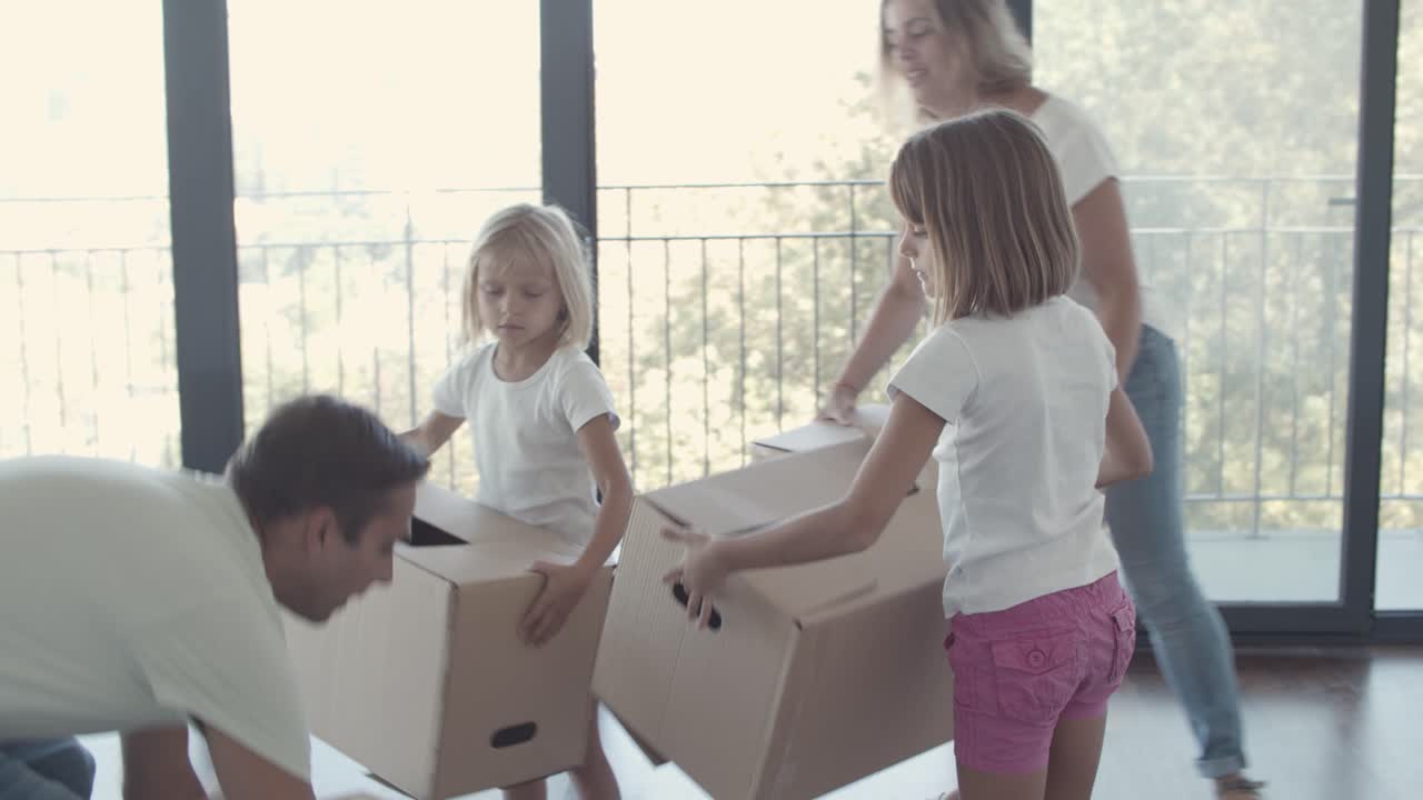 padres y dos hijos entrando en un apartamento vacío