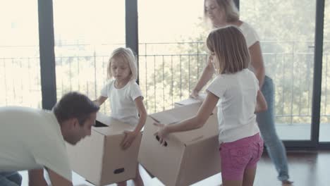 padres y dos hijos entrando en un apartamento vacío