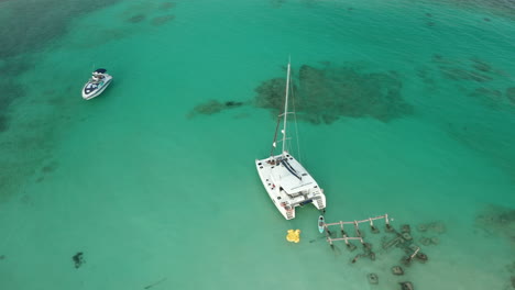 Mit-Freunden-In-Tulum-Auf-Die-Yacht-Zu-Fahren,-Ist-Immer-Eine-Gute-Zeit-Voller-Abenteuer-Und-Entdeckungen