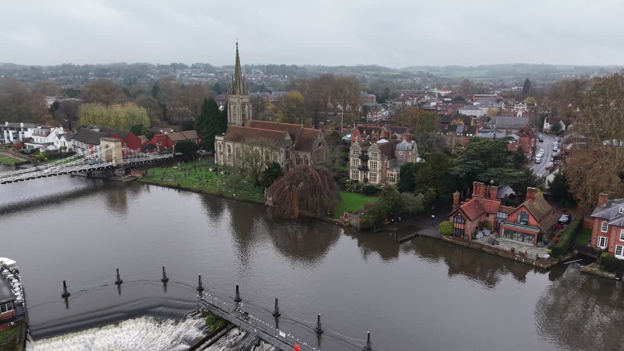 Acqua che scorre a cascata sullo sbarramento di Marlow, Buckinghamshire, Regno Unito, ripresa aerea ascendente con drone