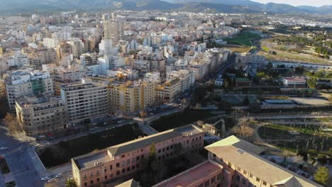 Drohne-Bewegt-Sich-Vorwärts-über-Palma-De-Mallorca