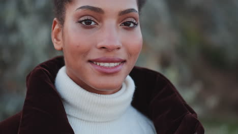 Niña-Afroamericana-Sonriente-Mirando-A-La-Cámara.