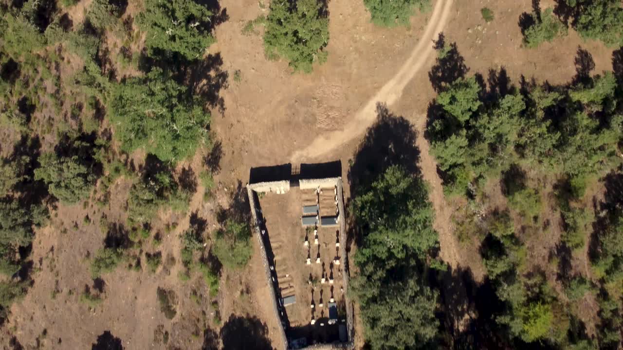 toma aérea de drones de un pequeño cementerio en la naturaleza