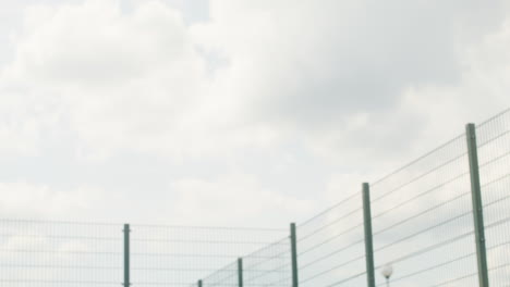 Untere-Ansicht-Des-Brunet-Mannes,-Der-Einen-Volleyball-Schlägt