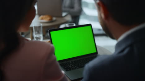Geschäftspaar-Unterhält-Sich-Per-Video-Auf-Dem-Chroma-Key-Bildschirm-Eines-Laptops-Im-Coworking-Café.
