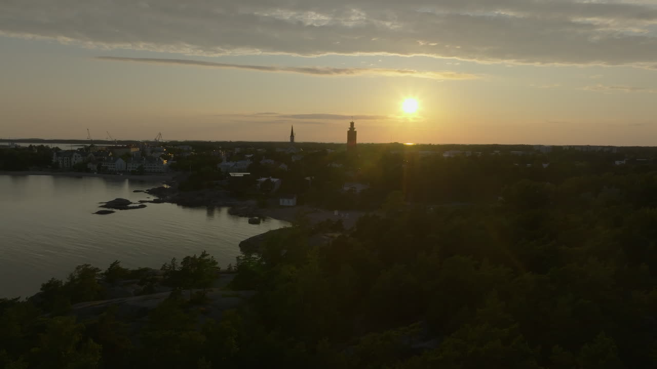 Vista aerea in avvicinamento alla città di Hanko, sera d'estate nella Finlandia meridionale.