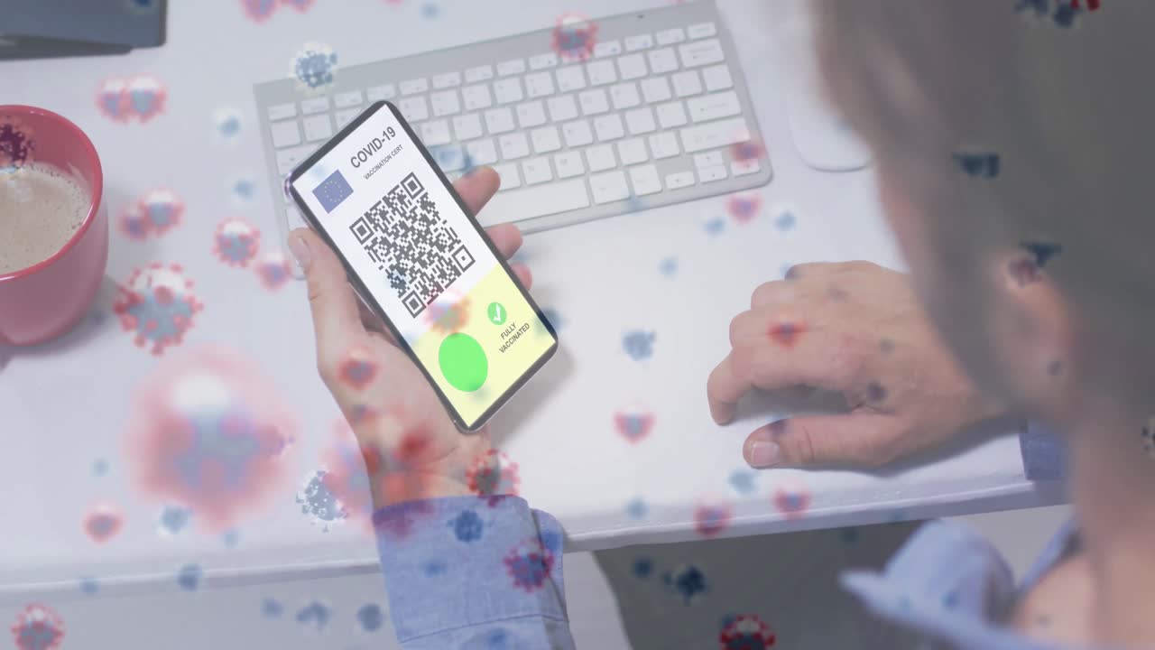 animación de un hombre con un teléfono inteligente con pasaporte de vacunación contra la covid-19 sobre células de coronavirus