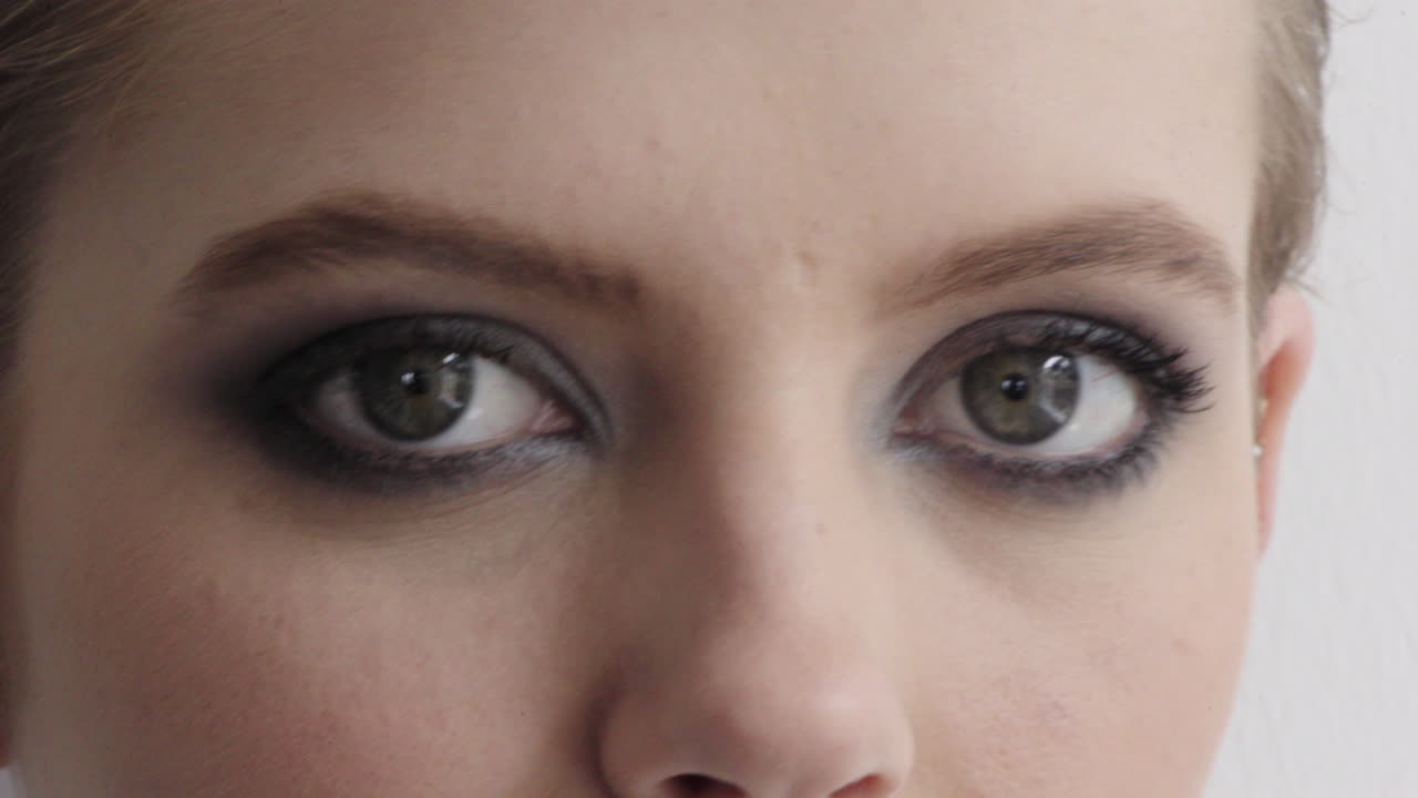 가까운 젊은 여성의 눈은 메이크업을 착용하고 아름다움 화장품 여성 아름다움