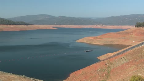 Panorama-of-Lake-Oroville-half-filled-before-Oroville-Dam-crisis-in-2017,-California,-USA