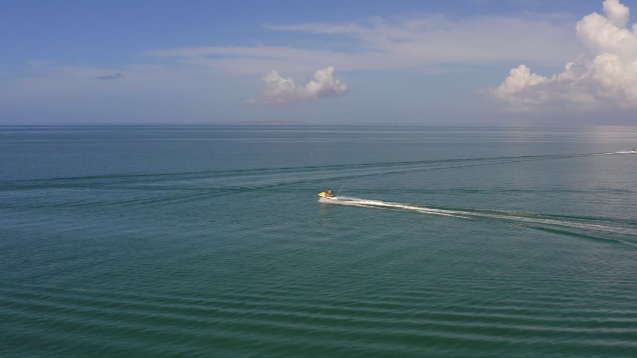 seguimiento skyjet en la isla venezolana coche durante el día en el agua