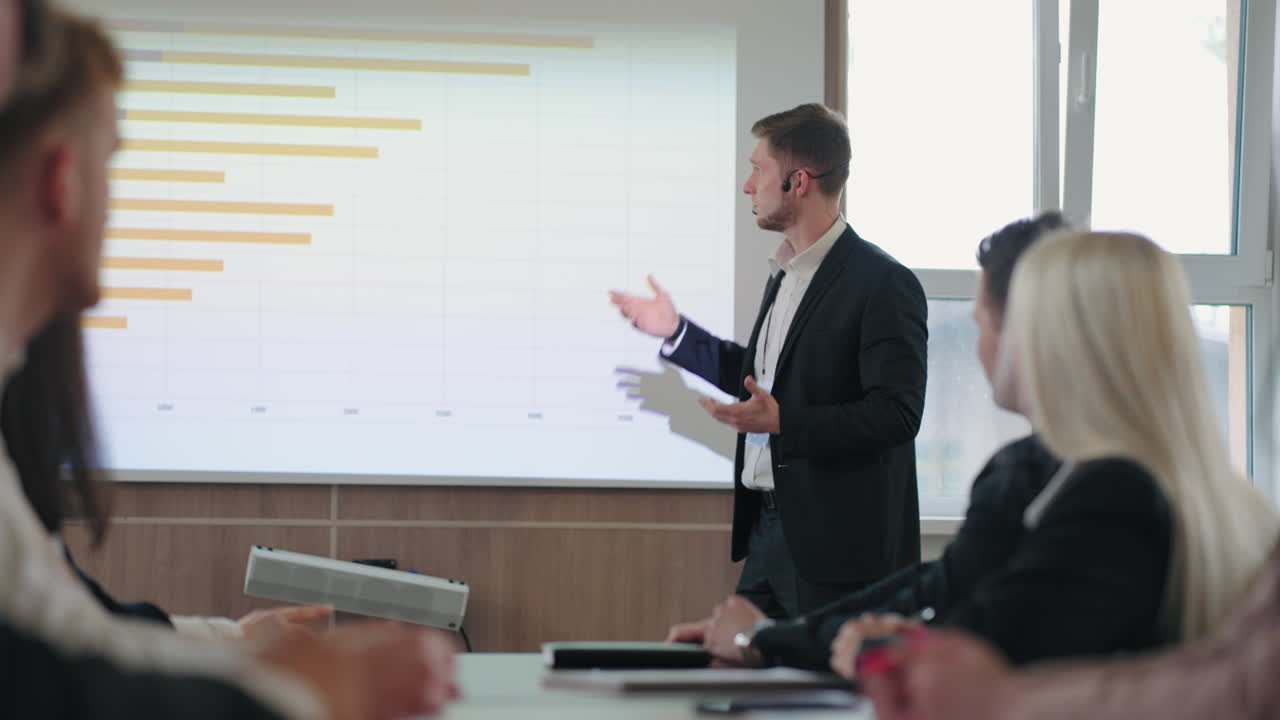 el especialista en jefe está hablando en una reunión de negocios en una gran compañía. hombre con micrófono de auriculares.