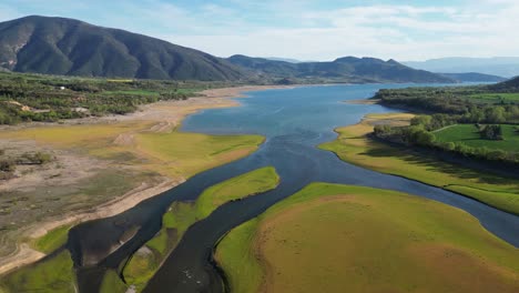 lago de depósito de agua y paisaje natural pintoresco en lleida, cataluña, españa - 4k aéreo