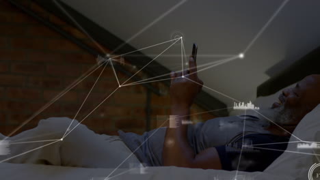 animación de conexiones sobre hombre afroamericano usando teléfono inteligente en la cama