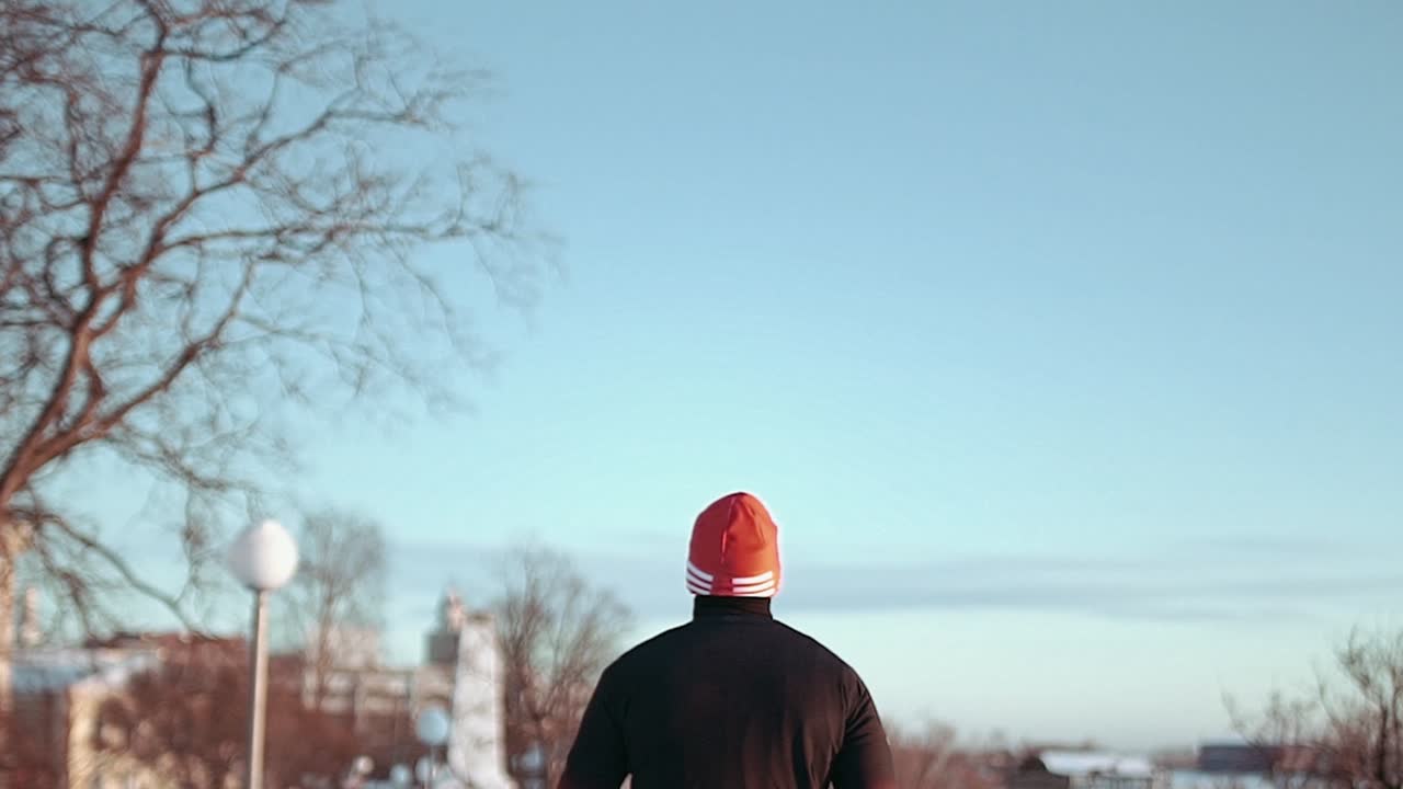 겨울 공원에서 고 있는 남자