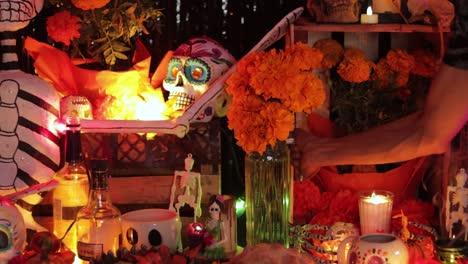 Agregando-Un-Florero-De-Cempasúchil-A-La-Mesa-De-Ofrendas-Del-Día-De-Muertos