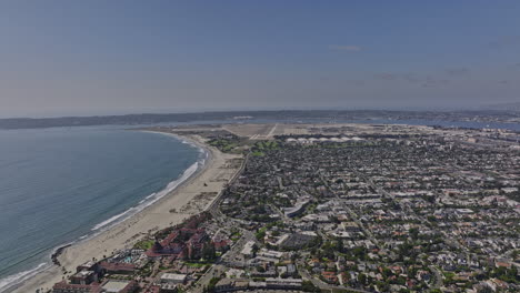 San-Diego-California-Antena-V61-Flyover-Península-Coronado-Resort-City,-Vista-Panorámica-Que-Captura-La-Base-Aérea-Naval-Y-El-Paisaje-Urbano-Del-Centro-De-La-Bahía---Rodada-Con-Cine-Mavic-3---Septiembre-De-2022