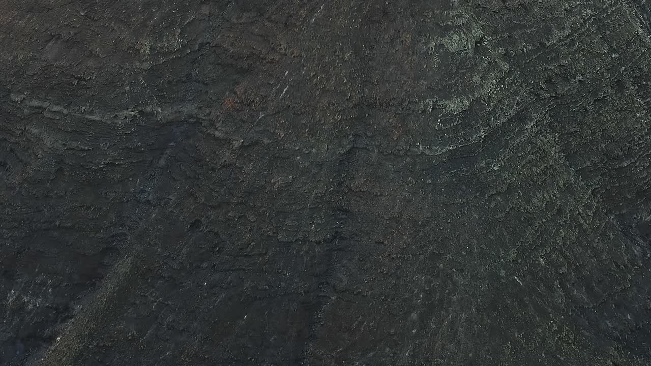 Vista Ampla de Planícies e Cristas Vulcânicas Áridas