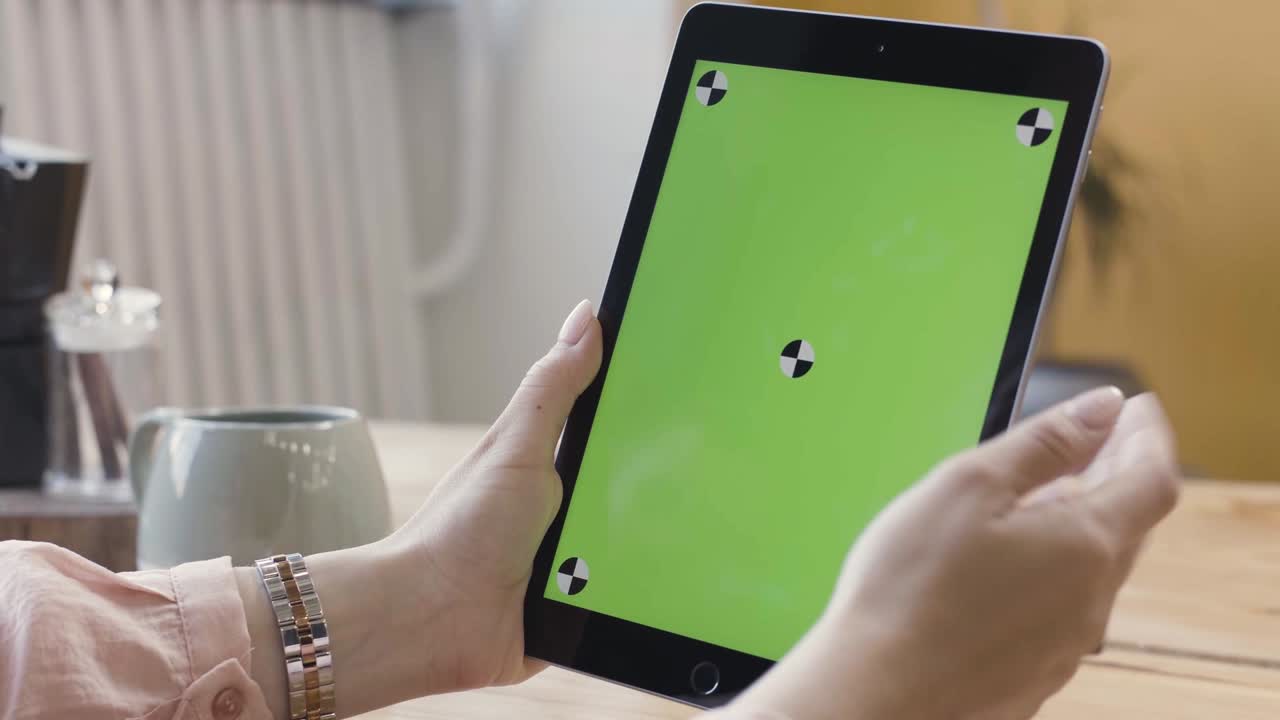 mujer usando una tableta con una pantalla verde